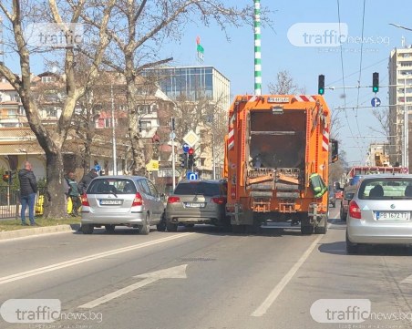 Катастрофа с камион за смет блокира 