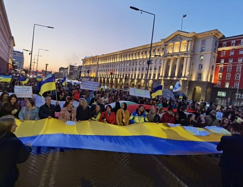 В центъра на София се провежда мирно шествие в подкрепа