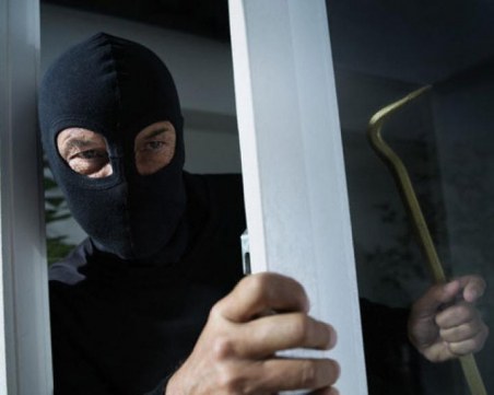 Апаш открадна пистолет, патрони и над 5000 лева от възрастен мъж край Пазарджик