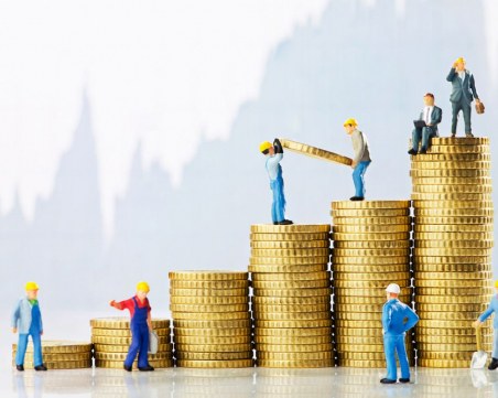 Бизнесът се възстановява след рекорден спад на приходите през януари