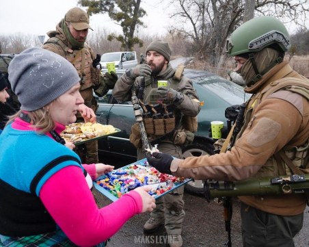 Част от Мариупол е под руски контрол, превземат села около Киев