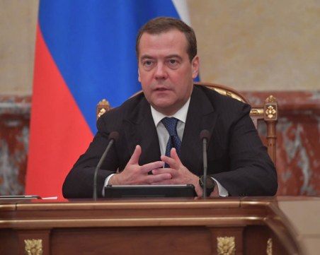 Медведев: Санкциите само ще сплотят руското общество