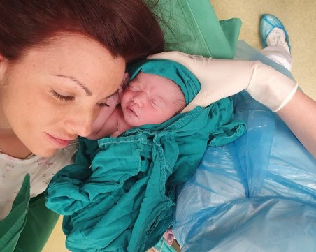 Навръх Благовещение: Криминалният репортер на TrafficNews Ива Модова роди момиченце