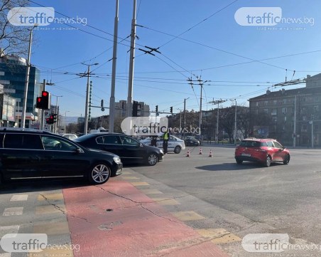 Силният вятър скъса жици на оживено кръстовище в Пловдив, полицията е на място