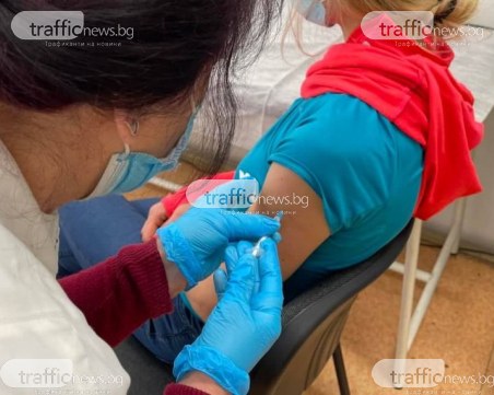 Ваксинацията срещу COVID-19 в Пловдив замря, лекари очакват нова вълна наесен