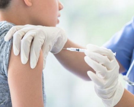 Започва поставянето на бустерната доза срещу COVID-19 за деца над 12 г.