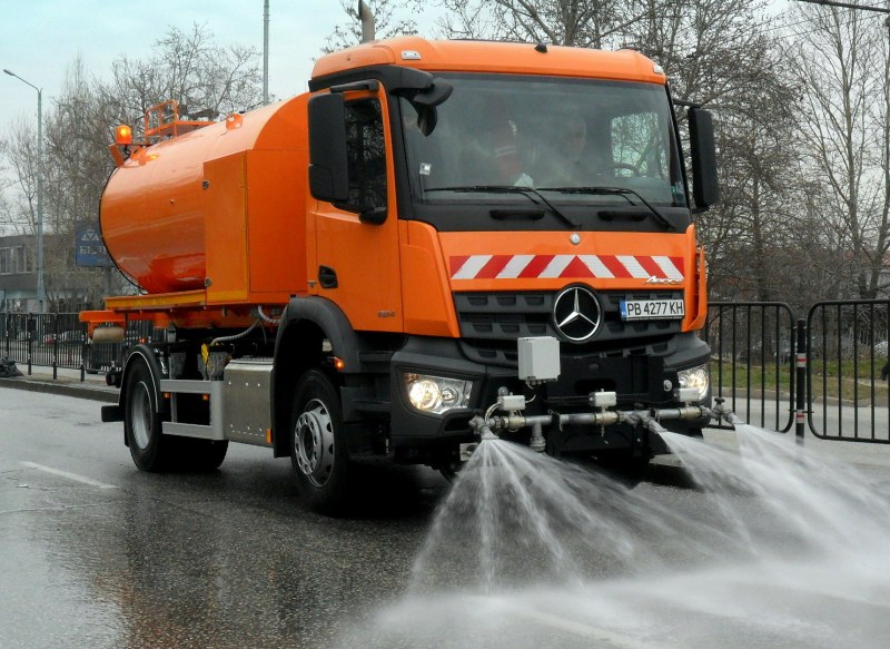 Продължава чистенето на основни пътни артерии в Пловдив