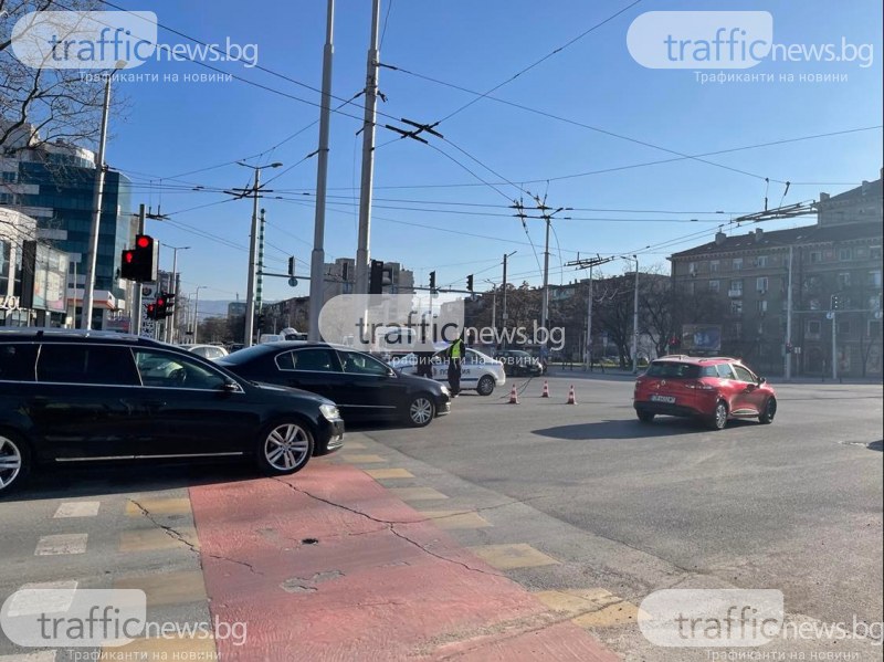 Силният вятър скъса жици на оживено кръстовище в Пловдив, полицията е на място