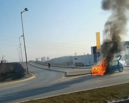 Кола се самозапали в движение на Околовръстното на София