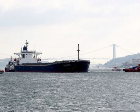 Турция затвори временно Босфора за корабоплаване заради морска мина