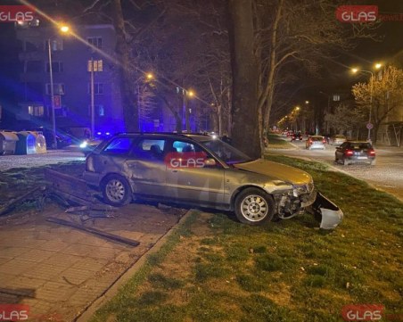Верижна катастрофа в Пловдив: Ауди мина през пейка, Мерцедес спря в паркирали коли