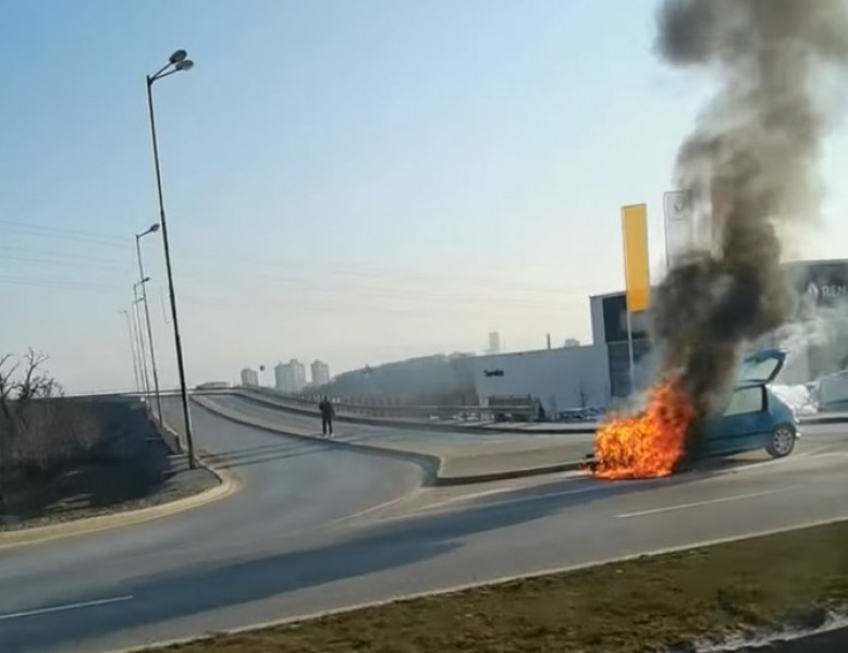 Кола се самозапали в движение на Околовръстното на София