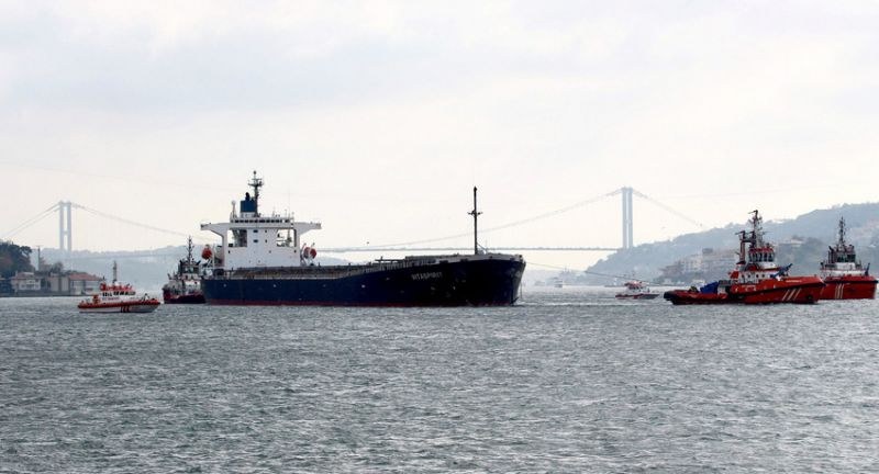 Турция затвори временно Босфора за корабоплаване заради морска мина