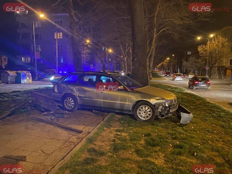 Верижна катастрофа в Пловдив: Ауди мина през пейка, Мерцедес спря в паркирали коли