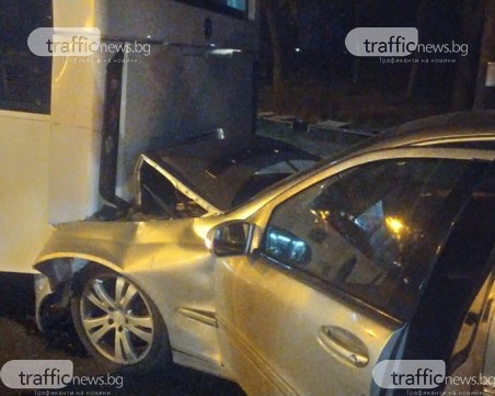 Кола се вряза в автобус в Смирненски