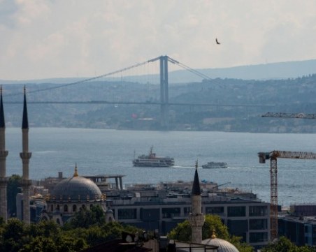 Кораб заседна край Дарданелите на път за Бургас