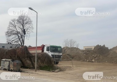 Пловдивчаните които минават по ул Владая във ветровито време спокойно