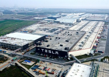 Американският автомобилен производител Tesla спря производството във фабриката си в