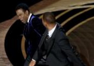 Уил Смит нахлу на сцената на наградите Оскар и удари
