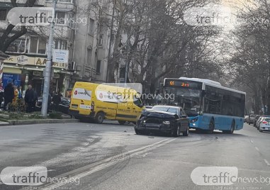 Три коли катастрофираха на възловия булевард Христо Ботев край Военна