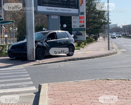 Кола се заби в стълб на пловдивски булевард