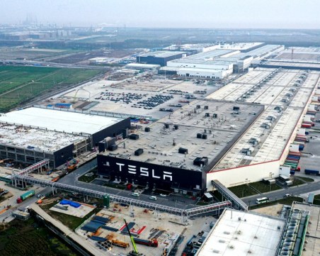 Tesla затваря фабриката си в Шанхай заради COVID-19