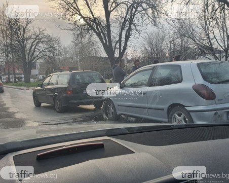 Три коли се удариха на Пещерско шосе, образува се задръстване