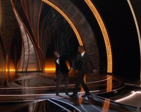 Уил Смит удари водещия на наградите 