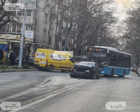 Тежка катастрофа в час пик! Две коли се забиха в микробус в Пловдив