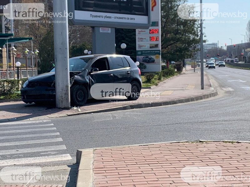 Кола се заби в стълб на пловдивски булевард
