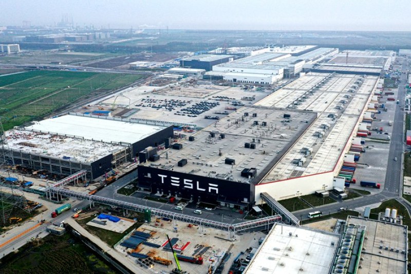 Tesla затваря фабриката си в Шанхай заради COVID-19