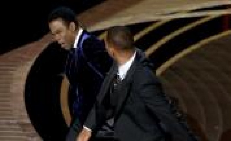 Уил Смит нахлу на сцената на наградите Оскар и удари