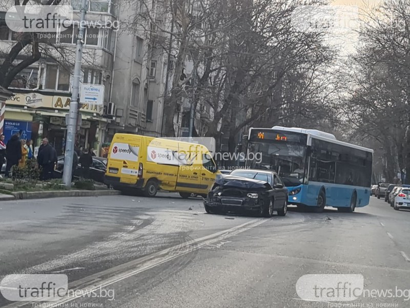 Тежка катастрофа в час пик! Две коли се забиха в микробус в Пловдив