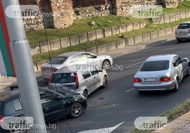Два автомобила се сблъскаха на Коматевския възел в Пловдив Щетите