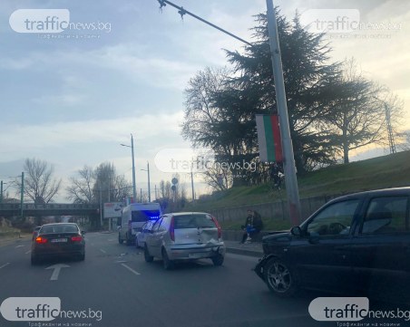 Две коли се сблъскаха на Коматевския възел в Пловдив, затрудниха движението