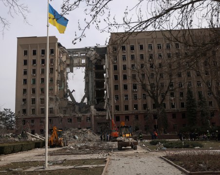 Най-малко 9 души са загинали при обстрела на областната администрация в Николаев