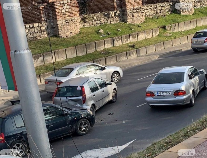 Два автомобила се сблъскаха на Коматевския възел в Пловдив. Щетите