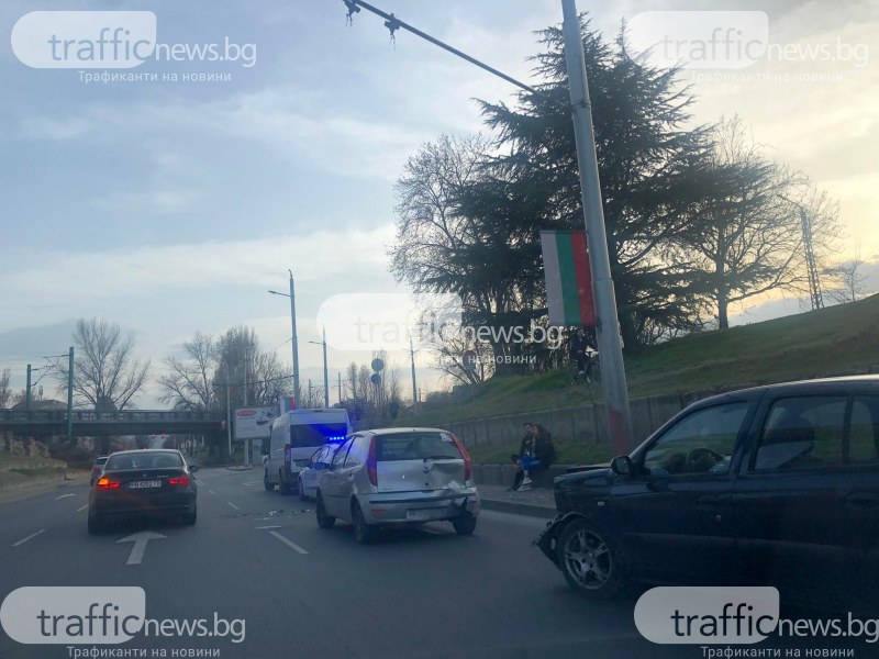 Две коли се сблъскаха на Коматевския възел в Пловдив, затрудниха движението