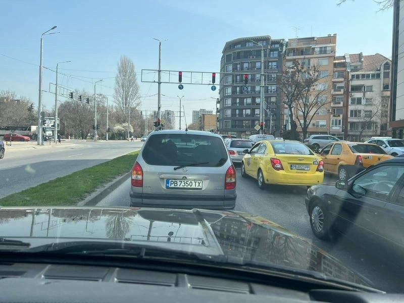 Очевидец: Пловдивчанката зад волана на този опел си почисти пепелника на светофара