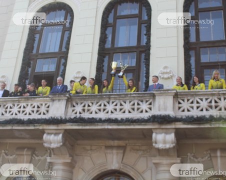 Марица показа двете купи в Общината, награди кмета с медал