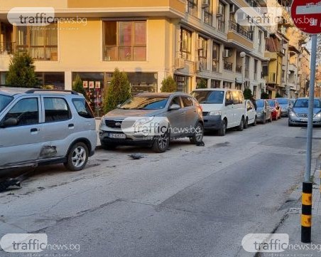 Няколко паркирани коли са помляни в Пловдив