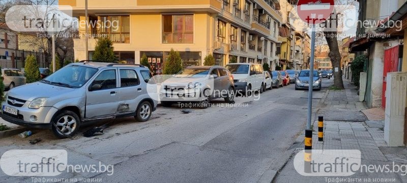 Няколко паркирани коли са помляни в Пловдив