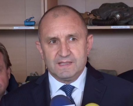 Радев: Опасно е да предоставяме оръжия на воюваща страна