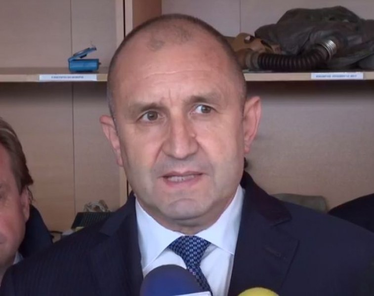 Радев: Опасно е да предоставяме оръжия на воюваща страна