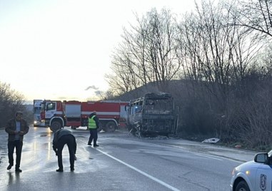 Автобус на голяма пловдивска превозваческа фирма изгоря изцяло на Подбалканския