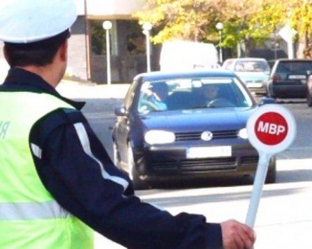 Арестуваха катаджия с подкуп, шофьор му дал белязани пари, за да не го тества за алкохол