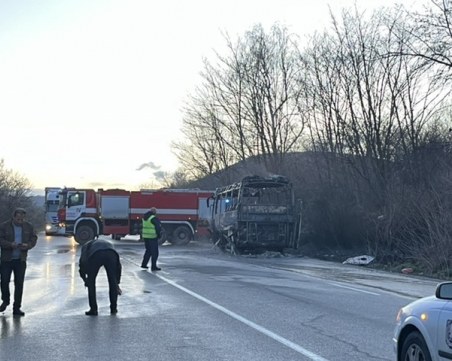 Автобус на пловдивска фирма изгоря изцяло край Клисура
