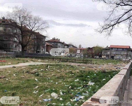 Единственият парк в Шекер махала се превърна в сметище