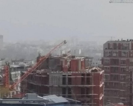 Кран се стовари върху строеж заради бурята в столицата