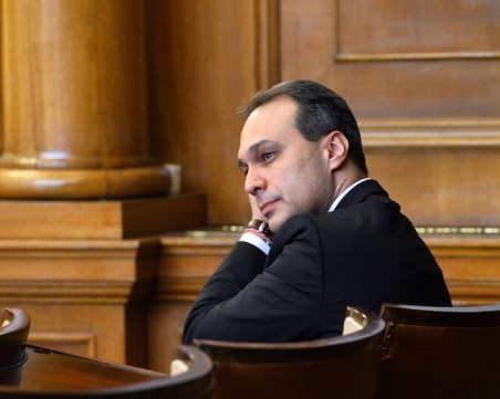 Министърът на отбраната: Приветствам дискусията в НС за Украйна и оръжията